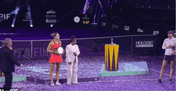 包含足总杯倒计时，法兰克福今晨回应争议，细节引发关注，球迷炸锅，轮换策略成焦点的词条